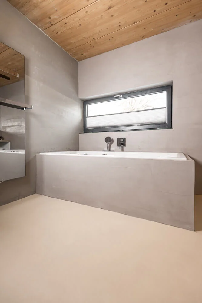 Ist ein fugenloses Bad teurer als Fliesen?