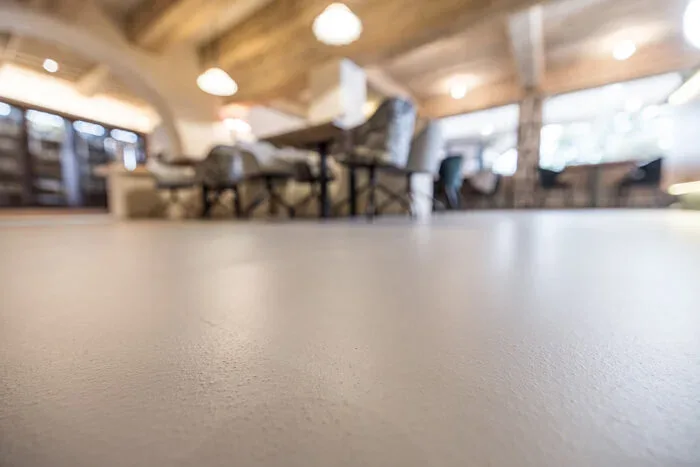 Wie wird fugenloser Boden verlegt?