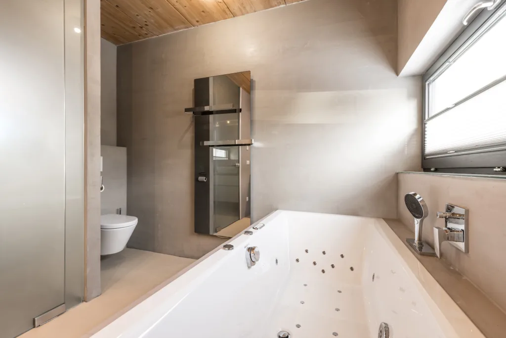 Farben und Texturen im fugenlosen Bad