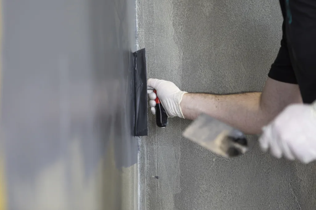 Einer der Arbeitsschritte für ein fugenloses Bad