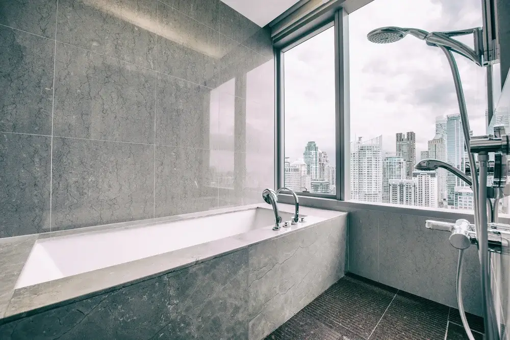 großformatige Fliesen in Badezimmer