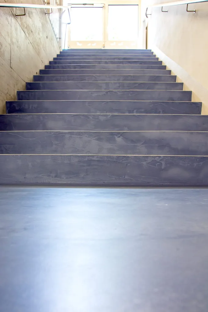 How is a mineral-based jointless floor laid?