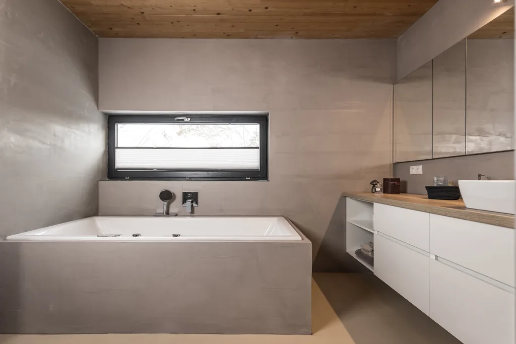 Kalkputz im fugenlosen Bad