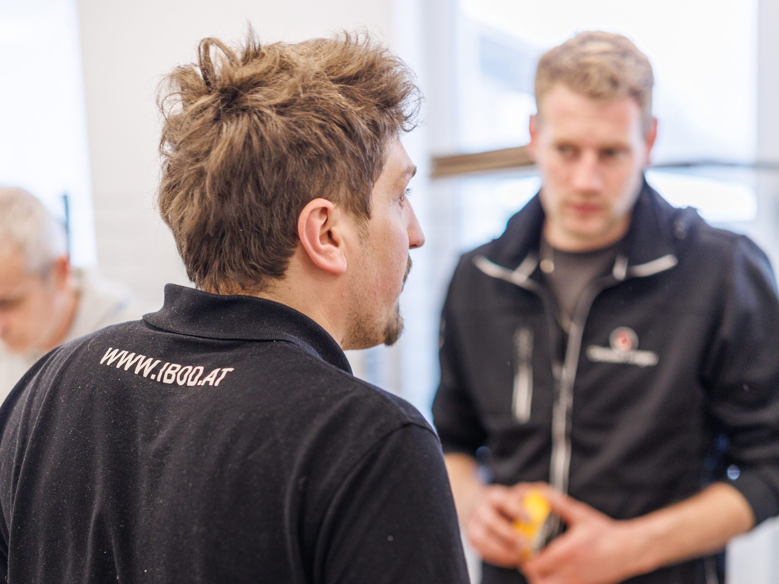 Schulungsleiter erklärt 1:1 wie die richtige fugenlose Wand aufgebaut wird