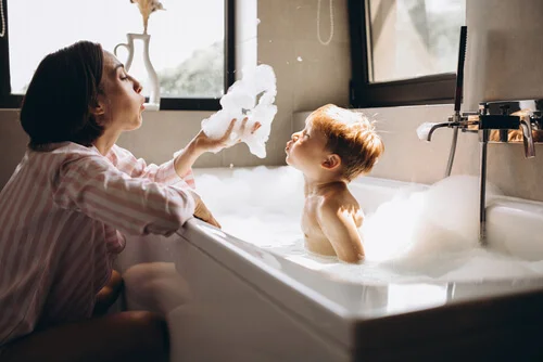 Nassbereich fugenlos gestalten: Ideen für Badewanne & Dusche